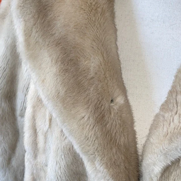 Vintage Luxurious Tan Faux Fur Cape - Picture 7 of 7